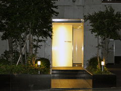 学生寮の入口　夜